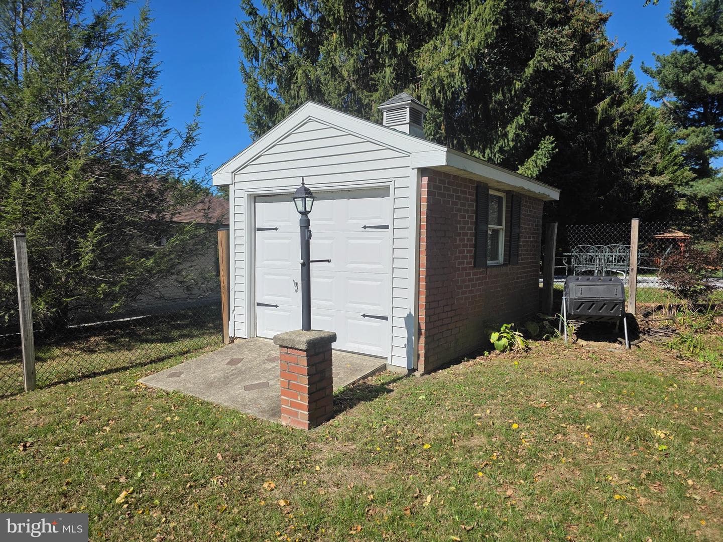 1906 Colonial Road photo 24