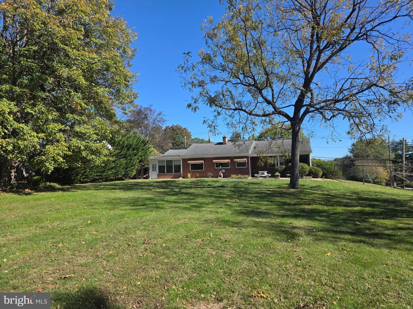 1906 Colonial Road photo 26