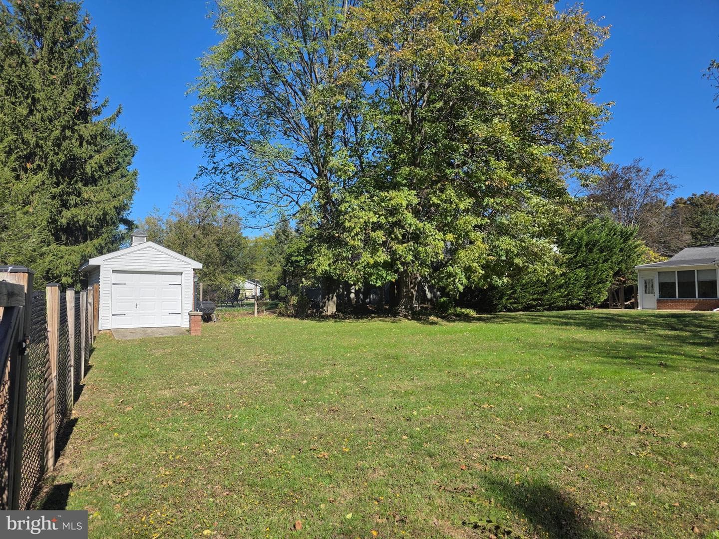 1906 Colonial Road photo 27