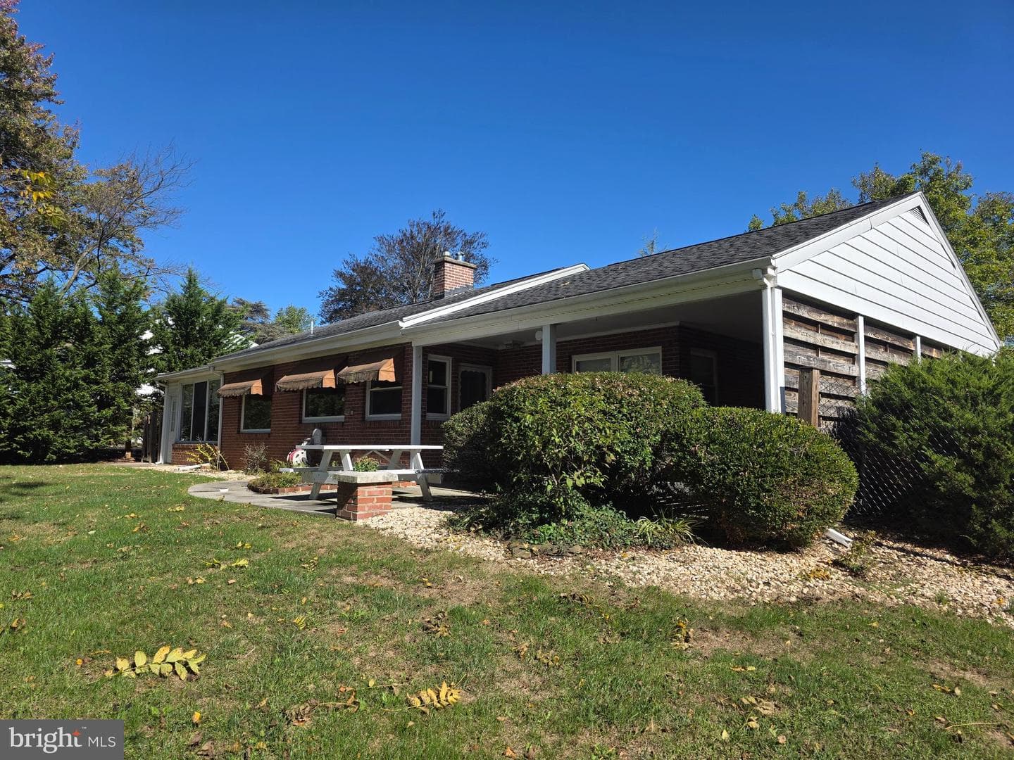 1906 Colonial Road photo 32