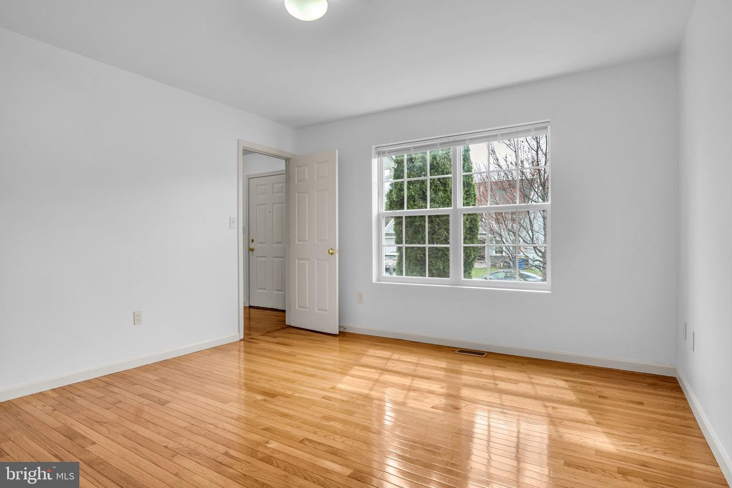 554 Yale Street photo 18