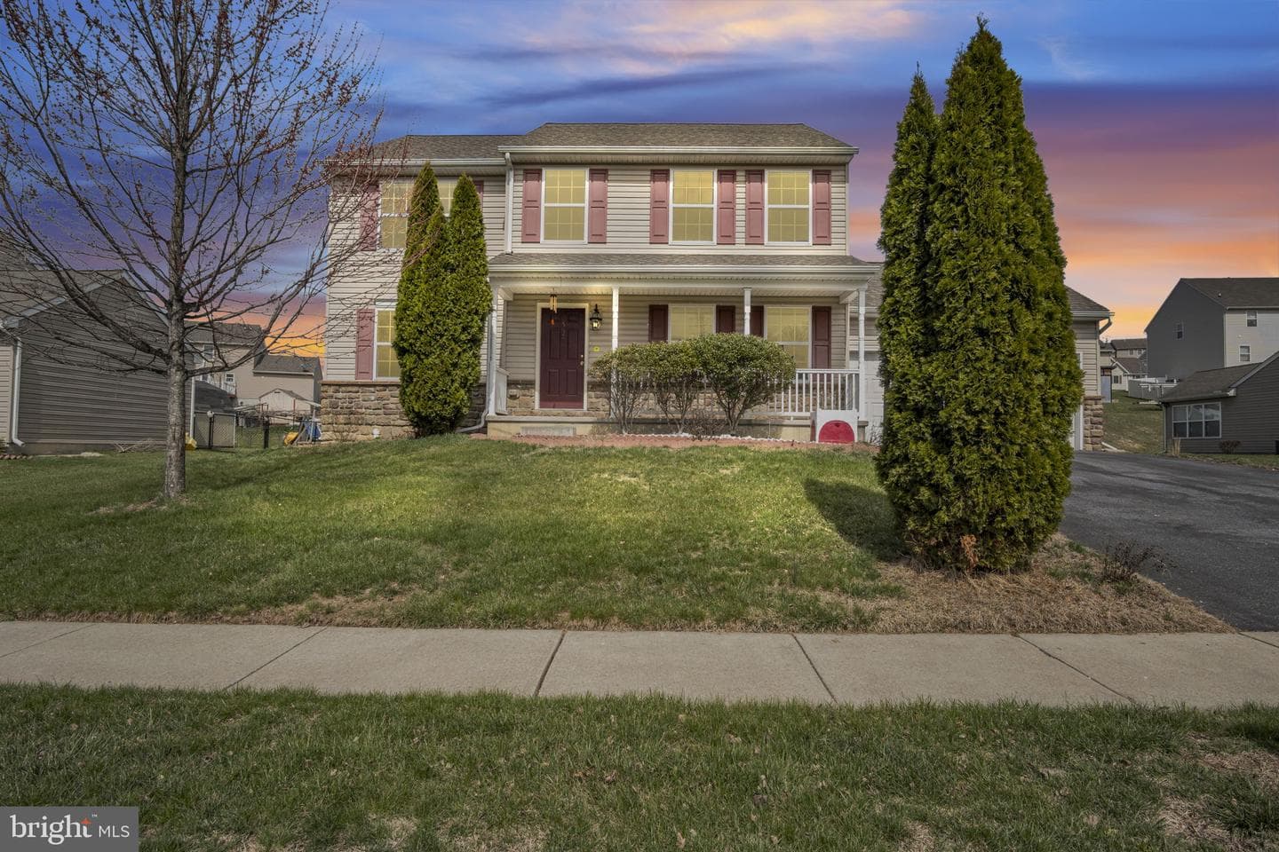 554 Yale Street photo 2