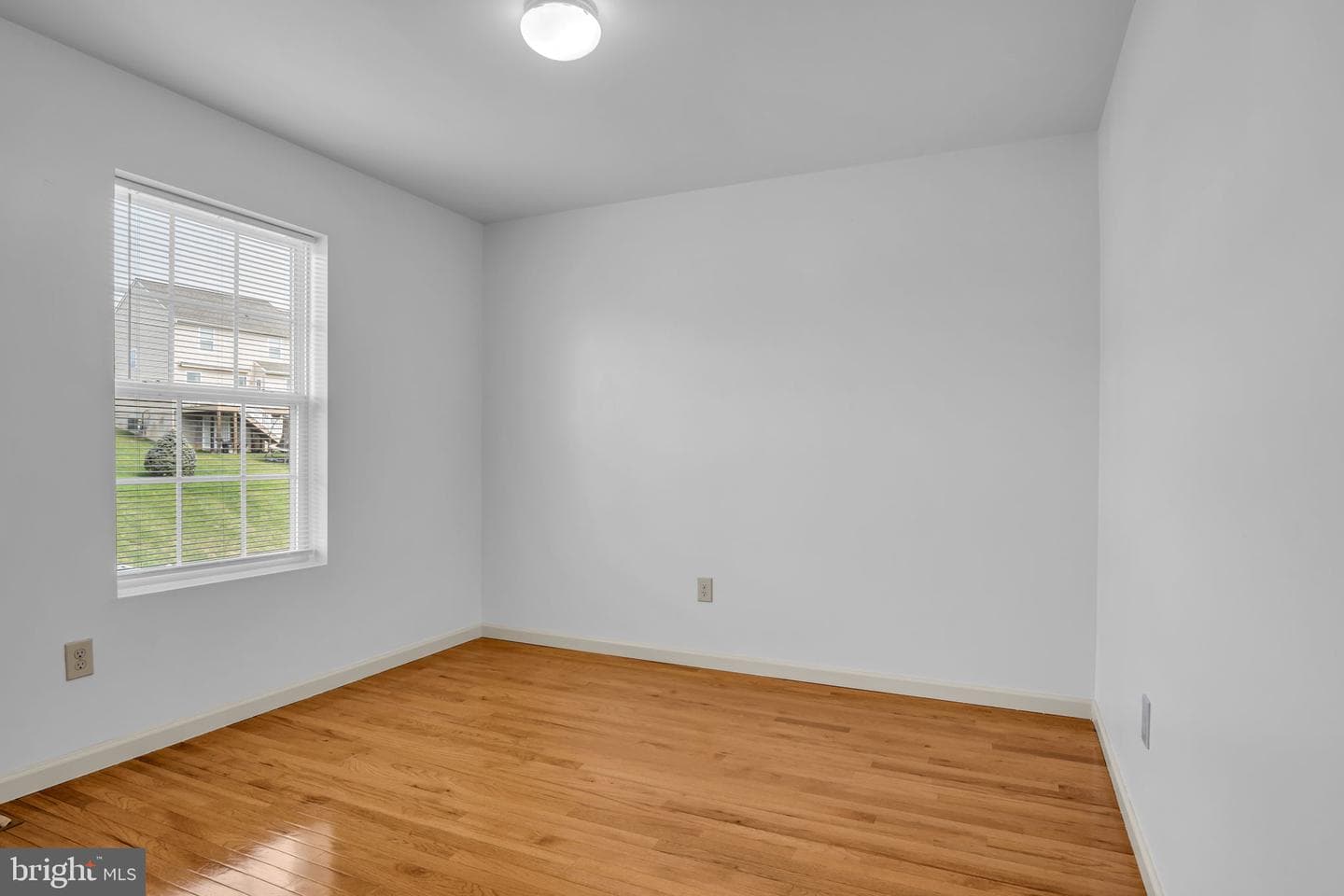 554 Yale Street photo 33