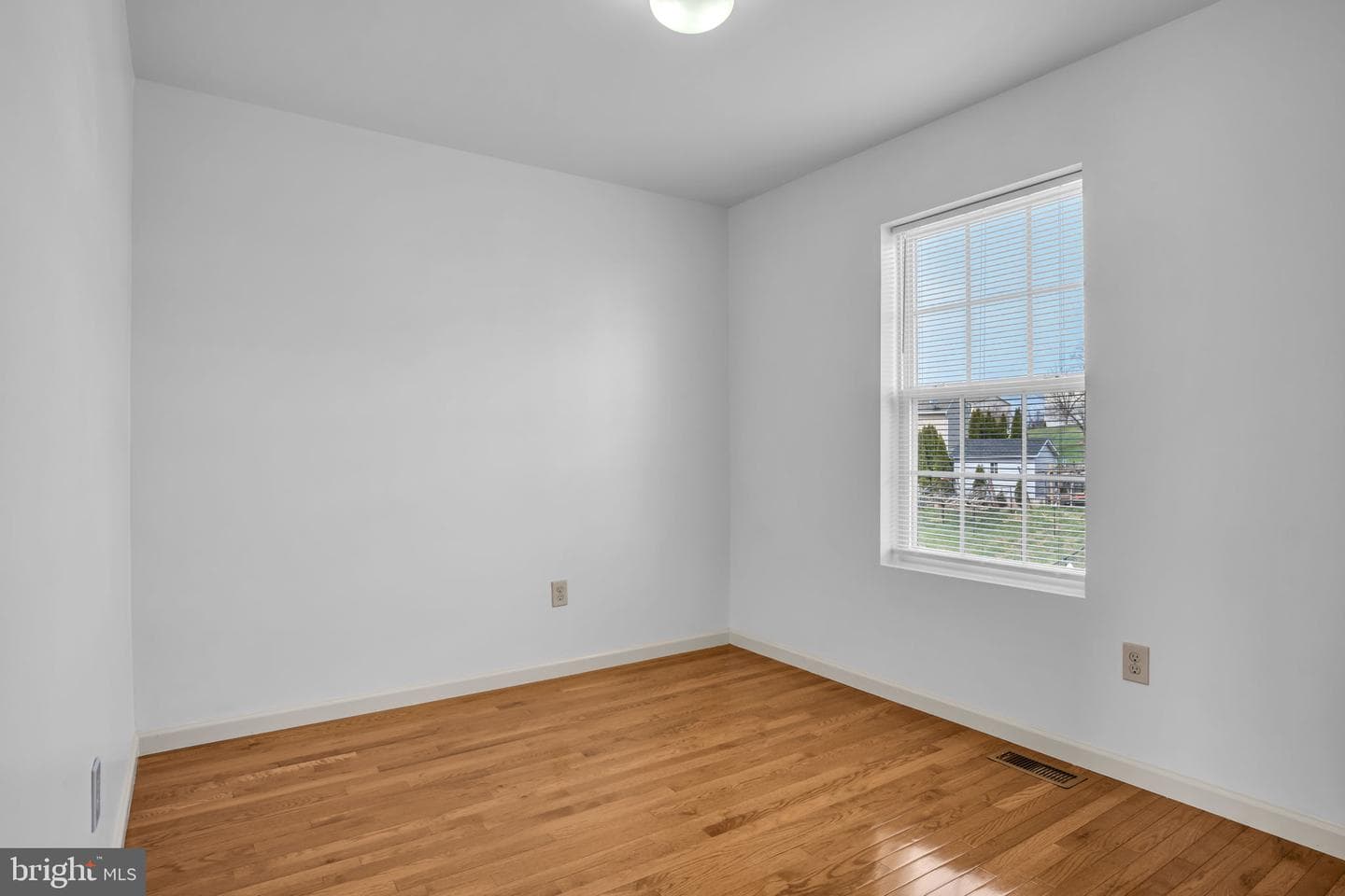 554 Yale Street photo 35