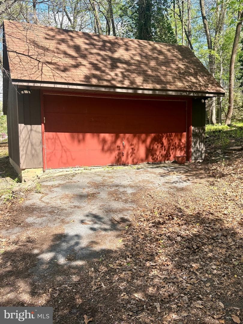1085 Greenhill Drive photo 3