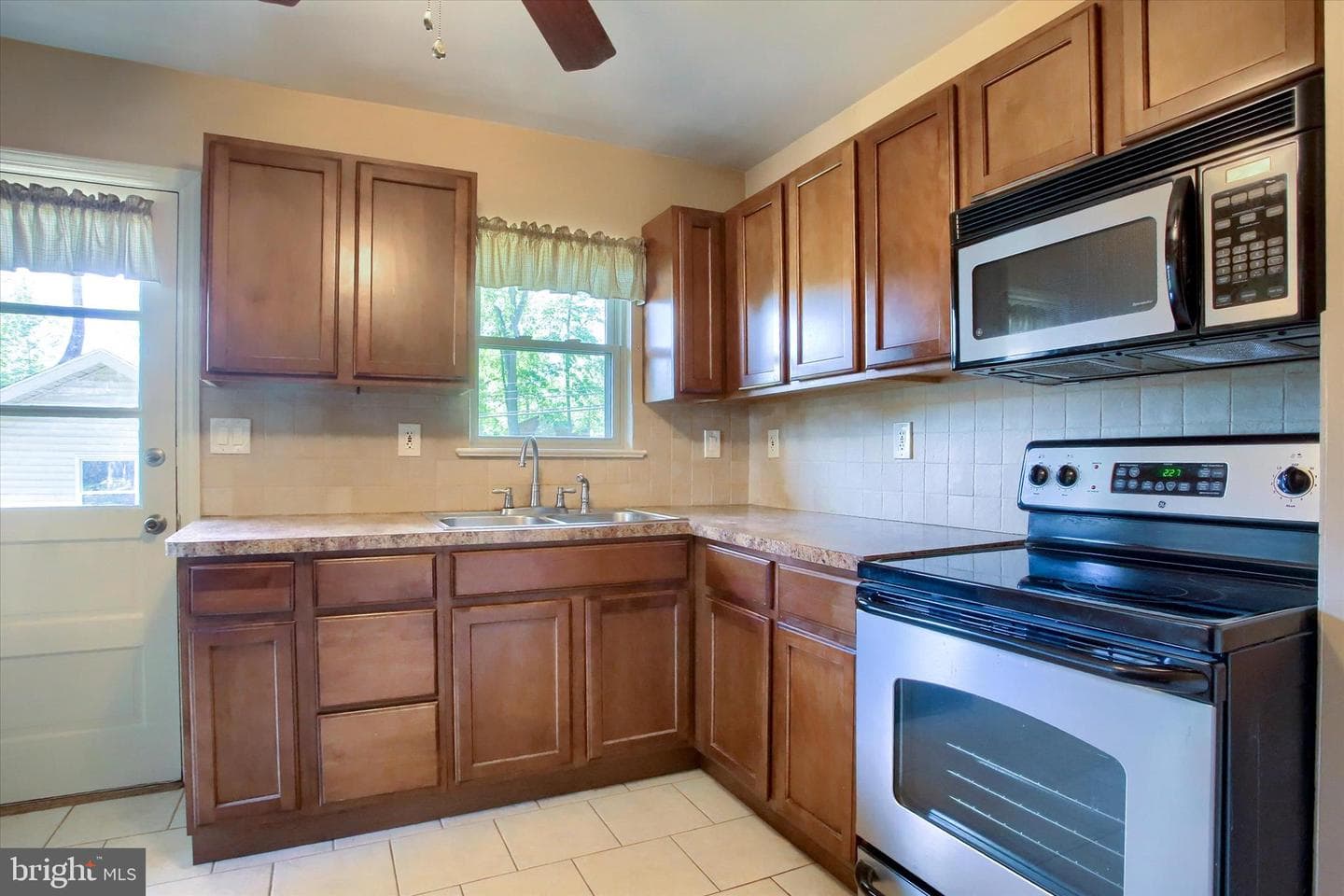 610 Georgian Place photo 12