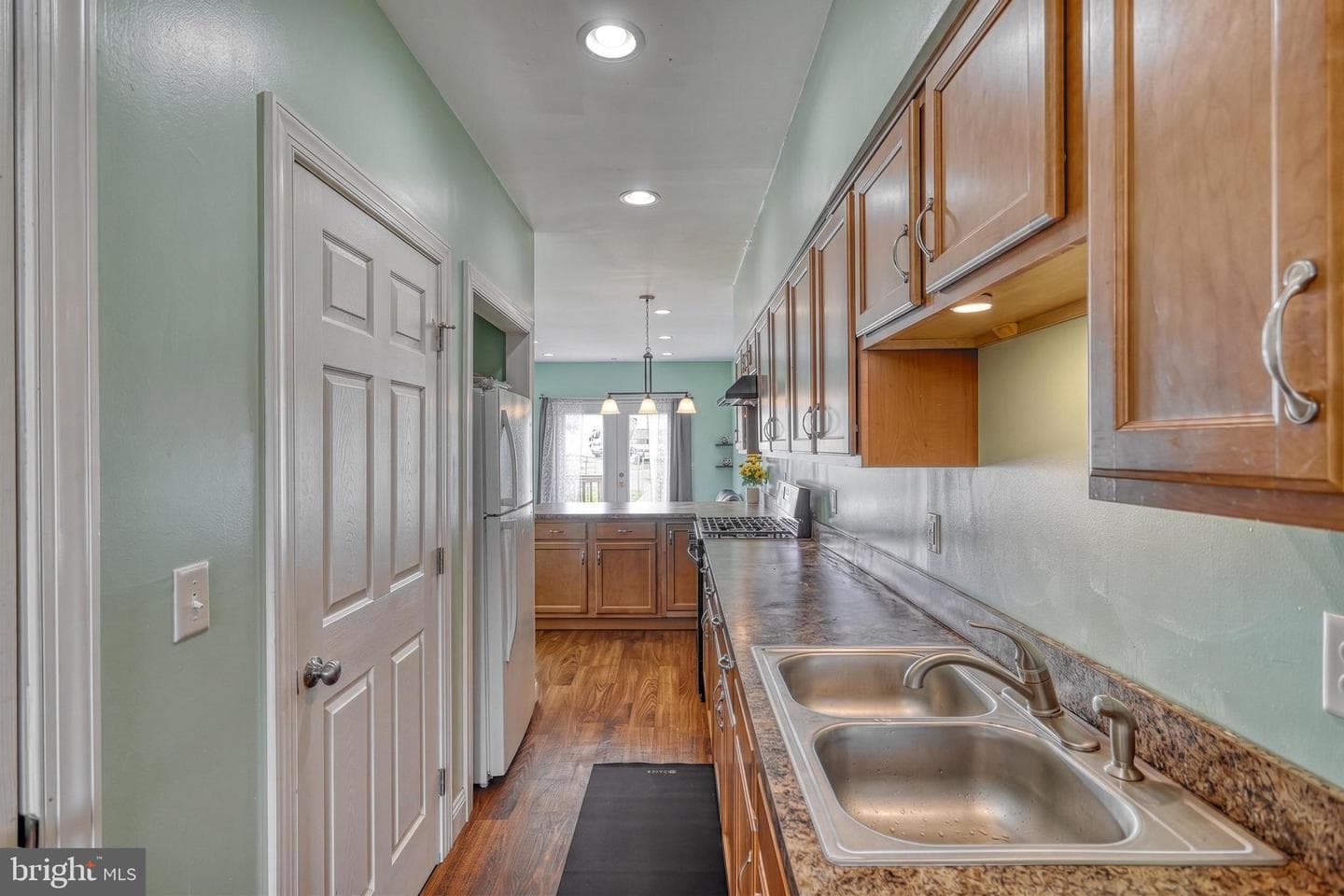 237 Hummel Street photo 9