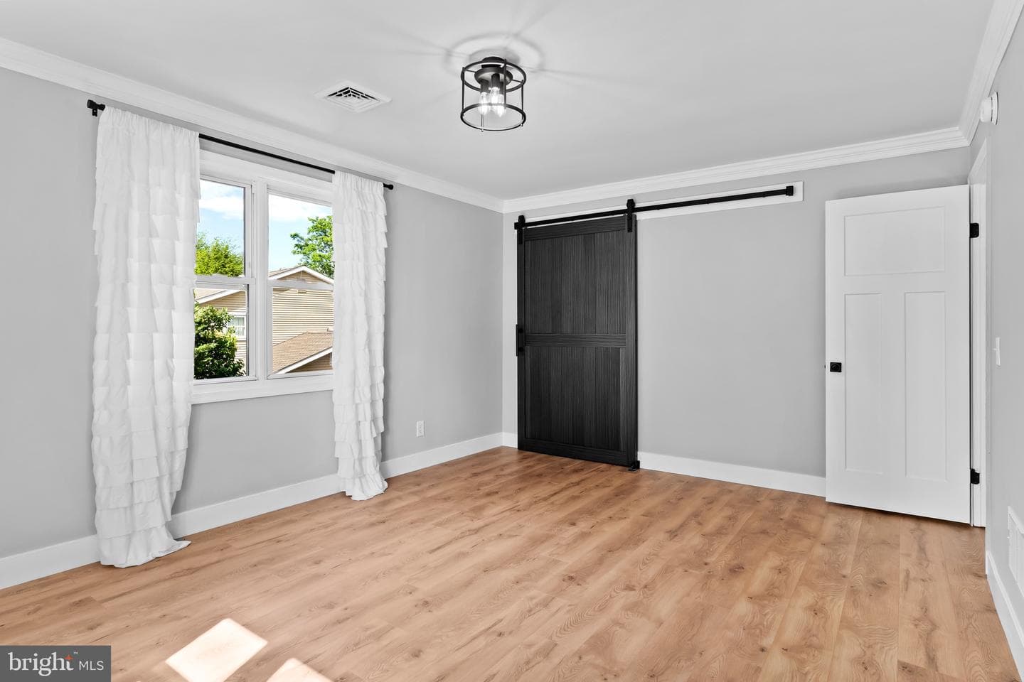 2111 Sycamore Drive photo 31