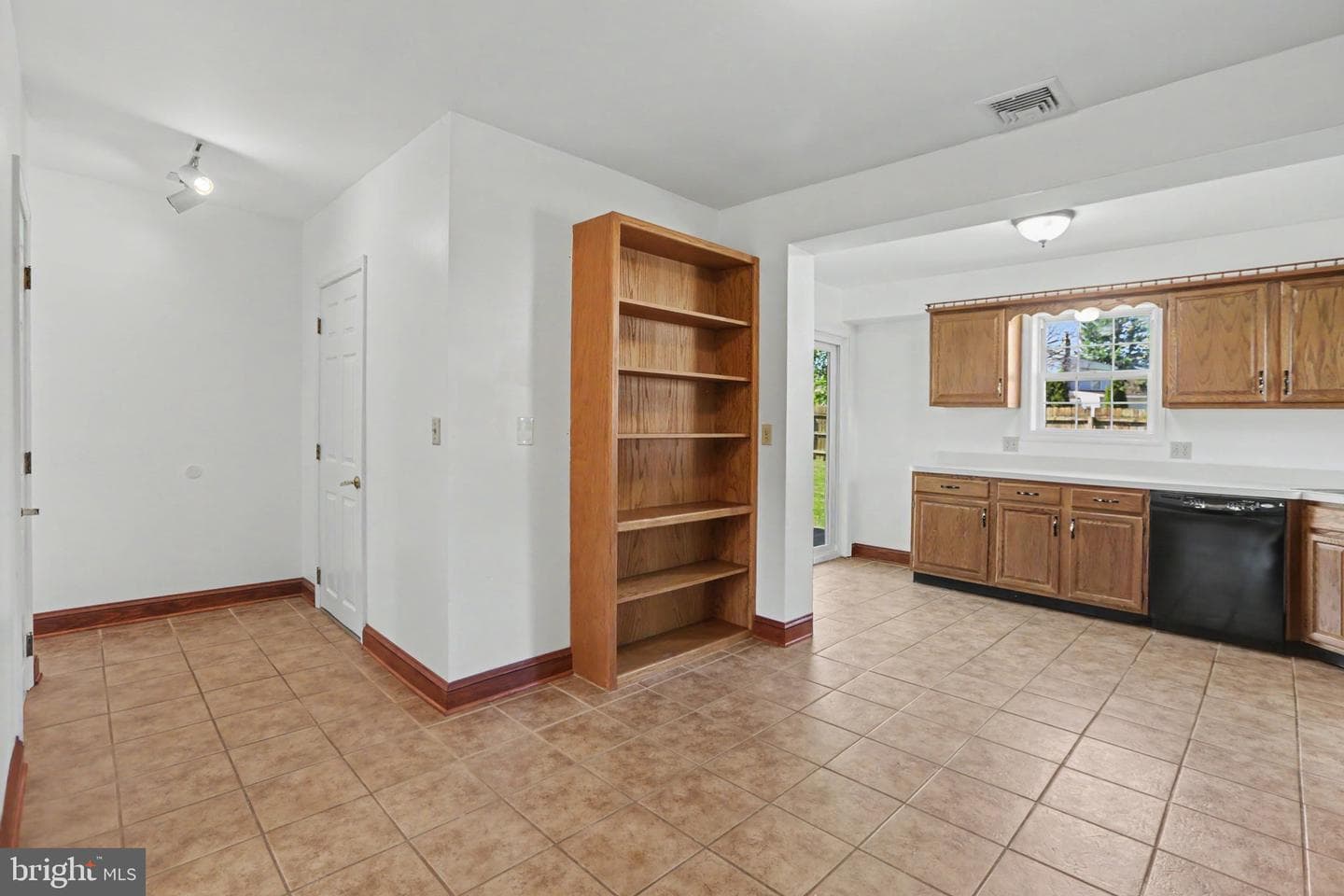 214 N Railroad Street photo 12