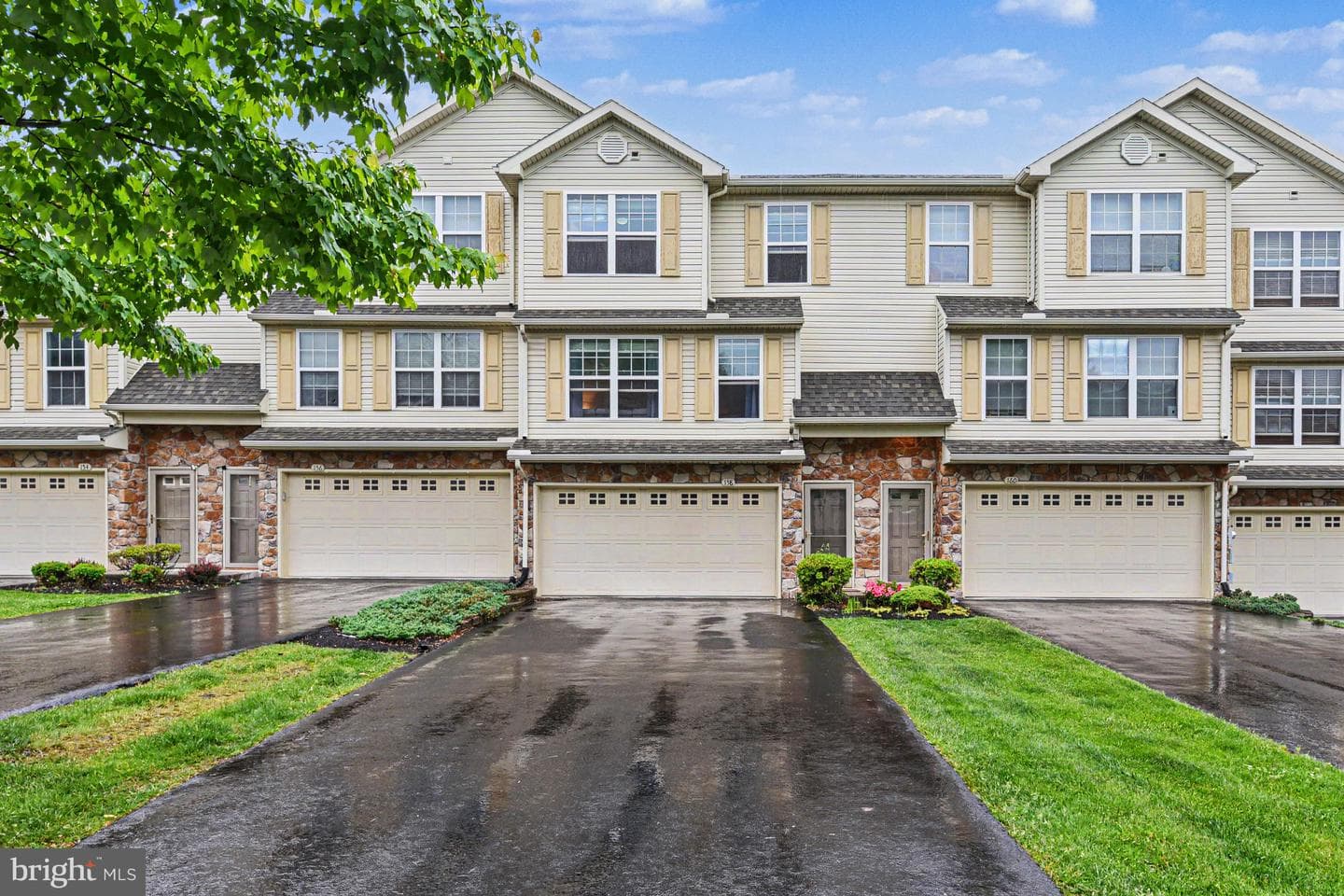 158 Mapleton Boulevard photo 1