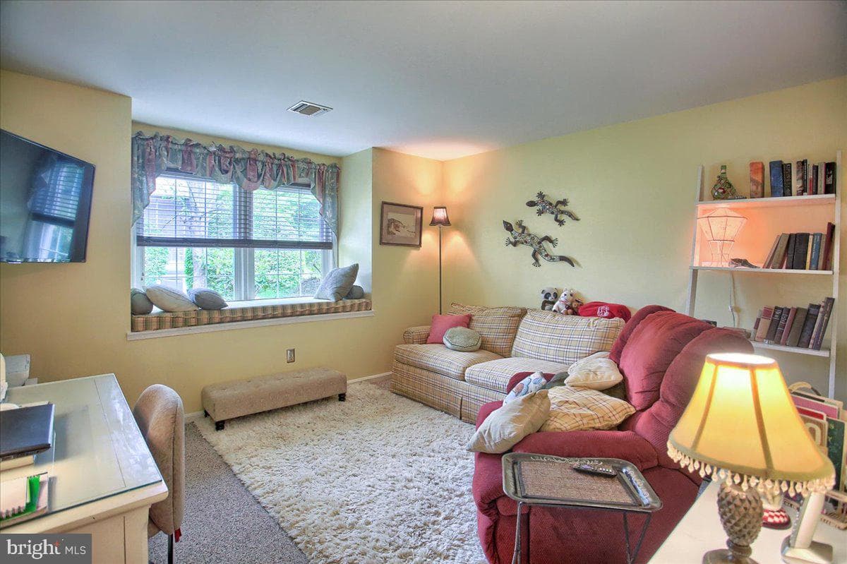 563 Roslaire Drive photo 17