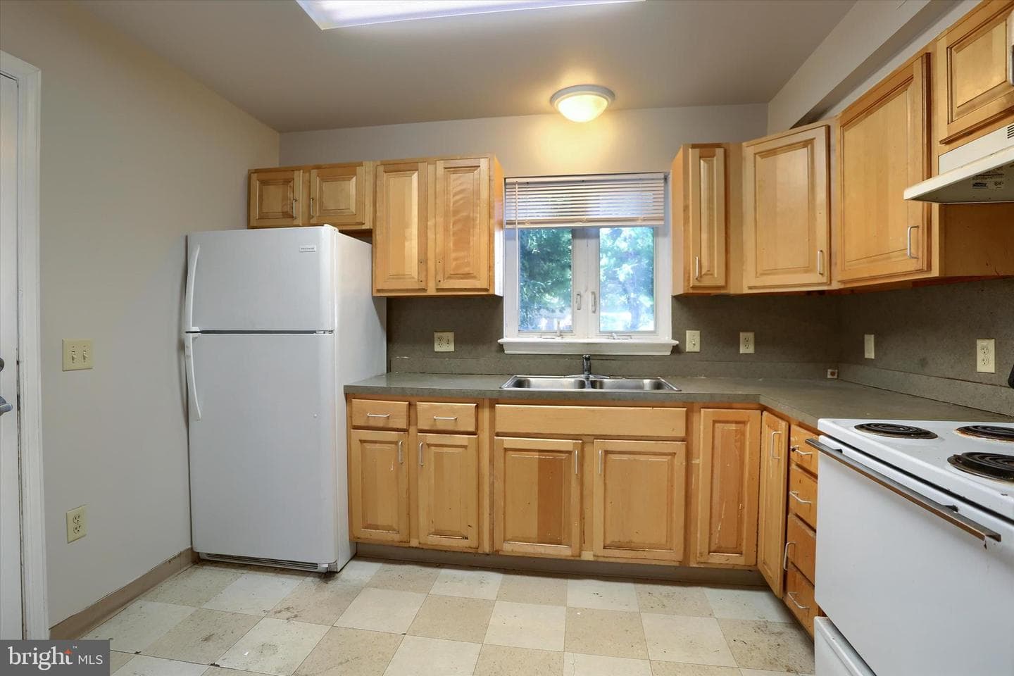 1631 Derry Street photo 3