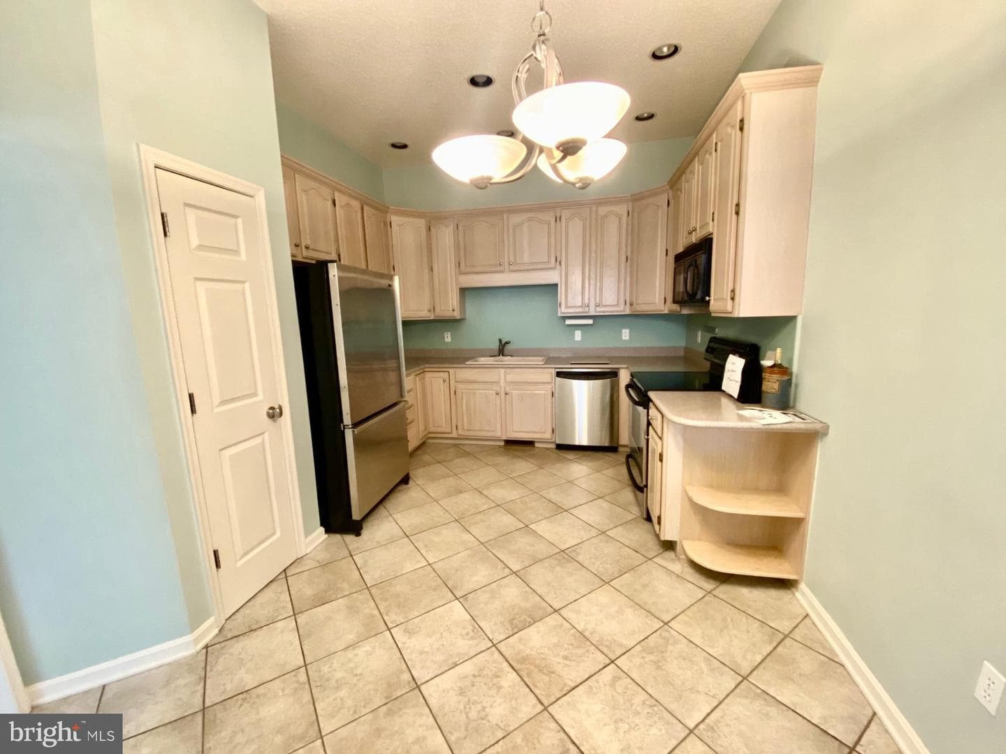 2820 Oakwood Dr photo 3