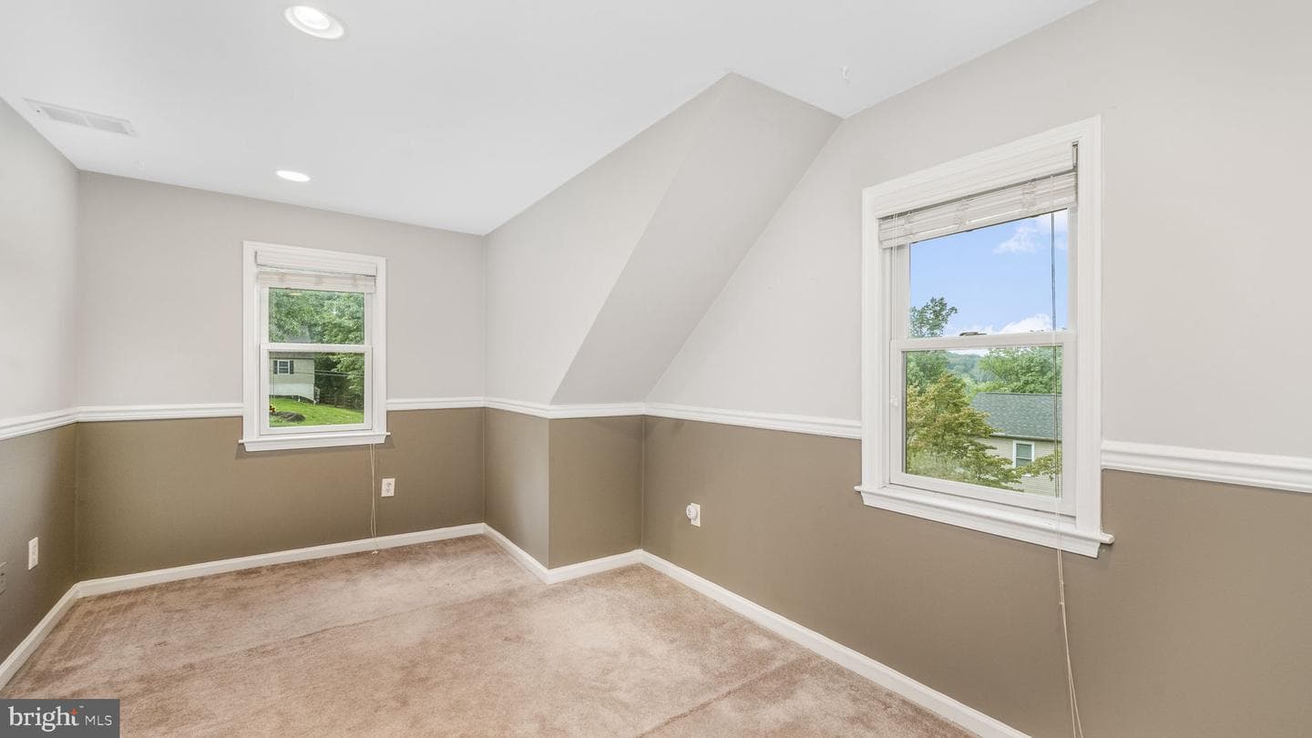 782 Hill Avenue photo 20