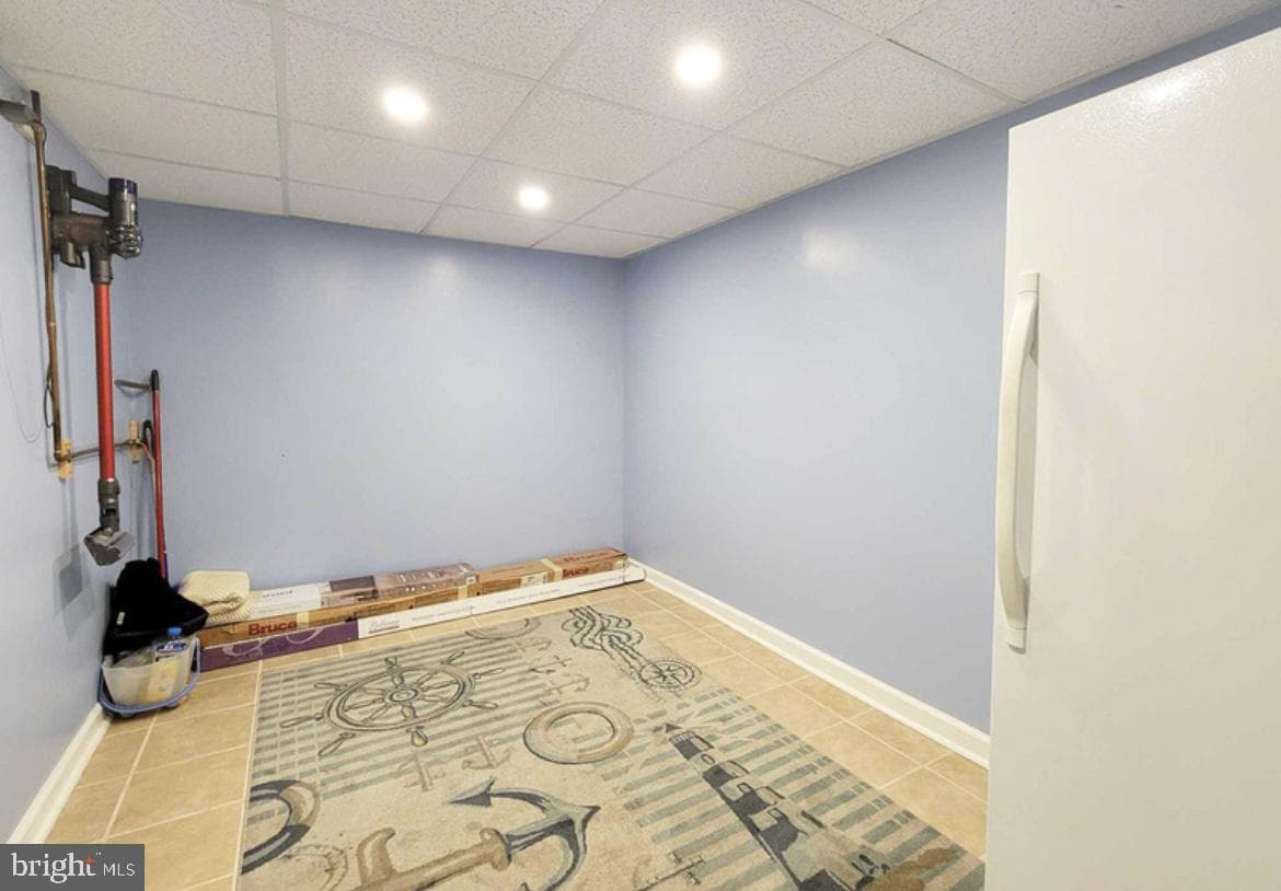 230 W Wyncliffe Avenue photo 16