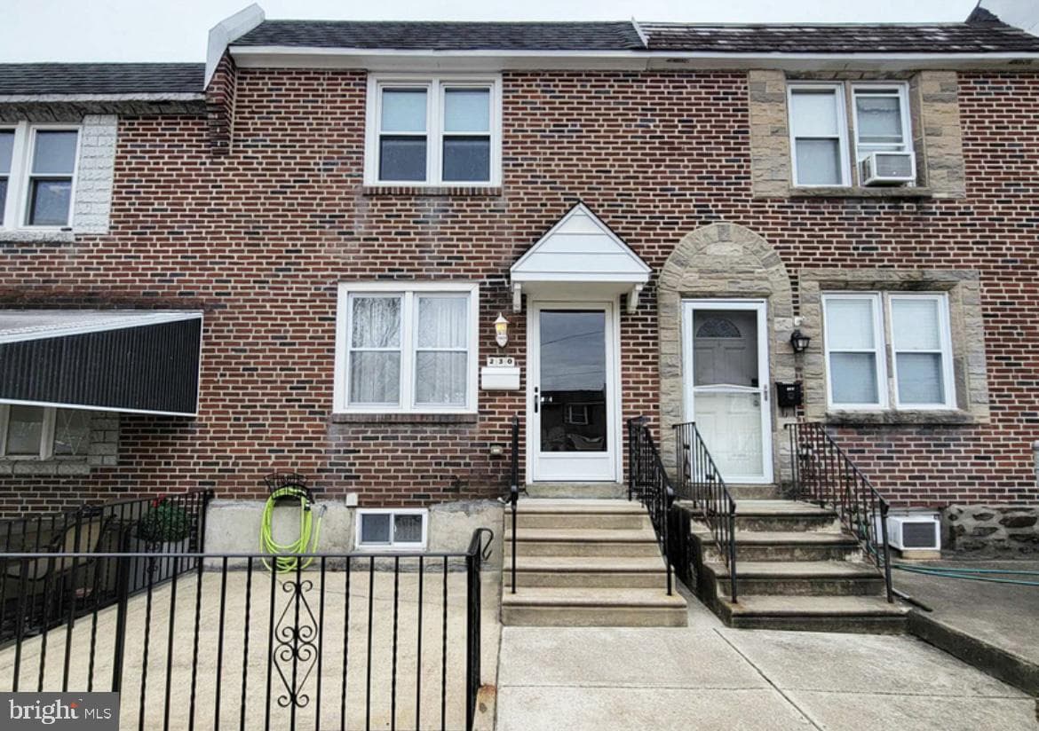 230 W Wyncliffe Avenue photo 2
