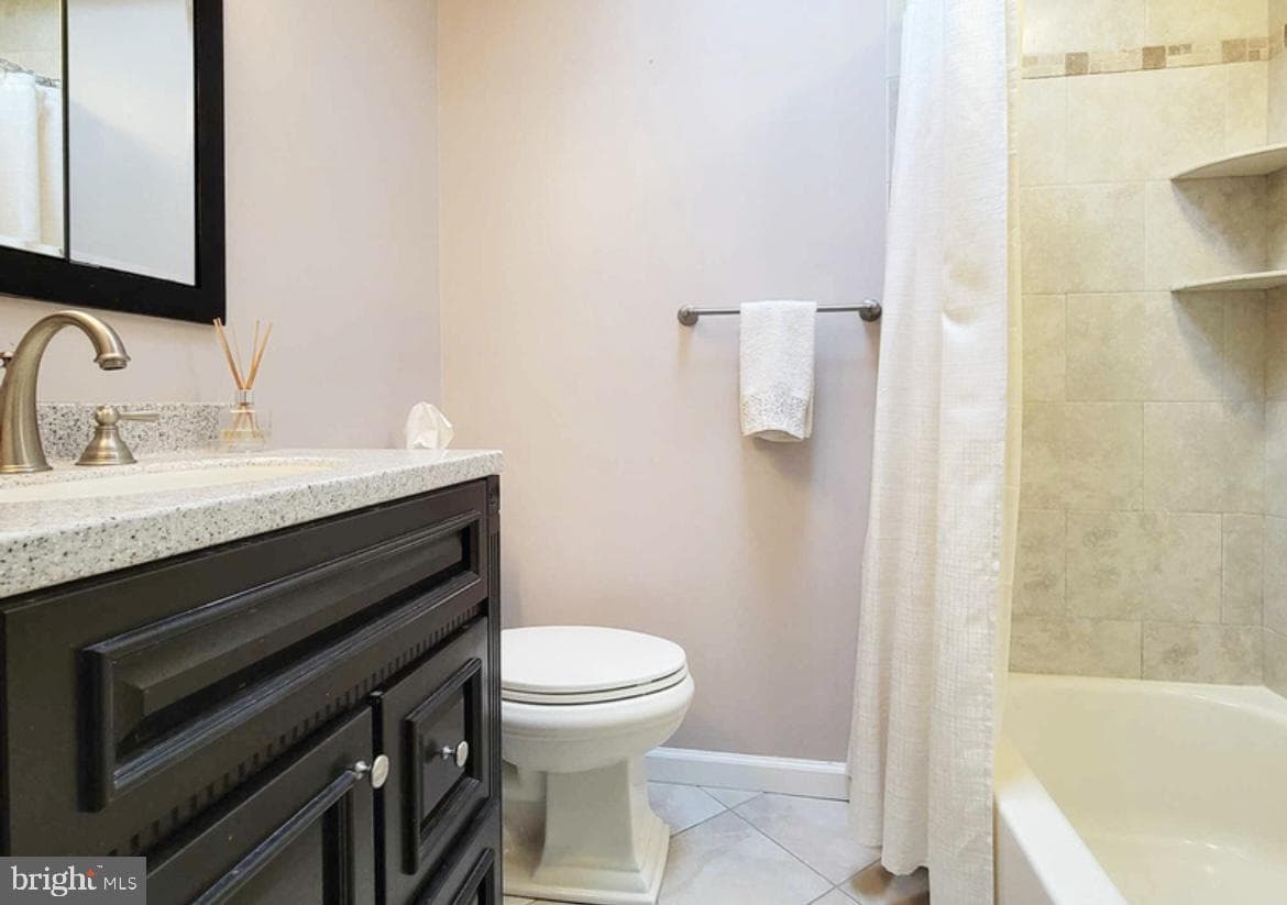 230 W Wyncliffe Avenue photo 20