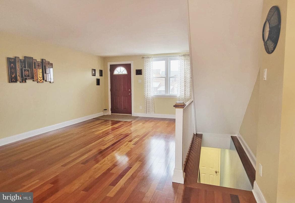 230 W Wyncliffe Avenue photo 5