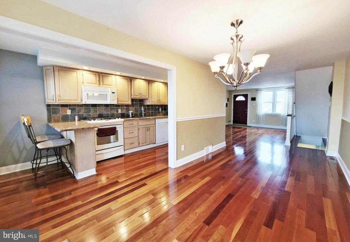 230 W Wyncliffe Avenue photo 7