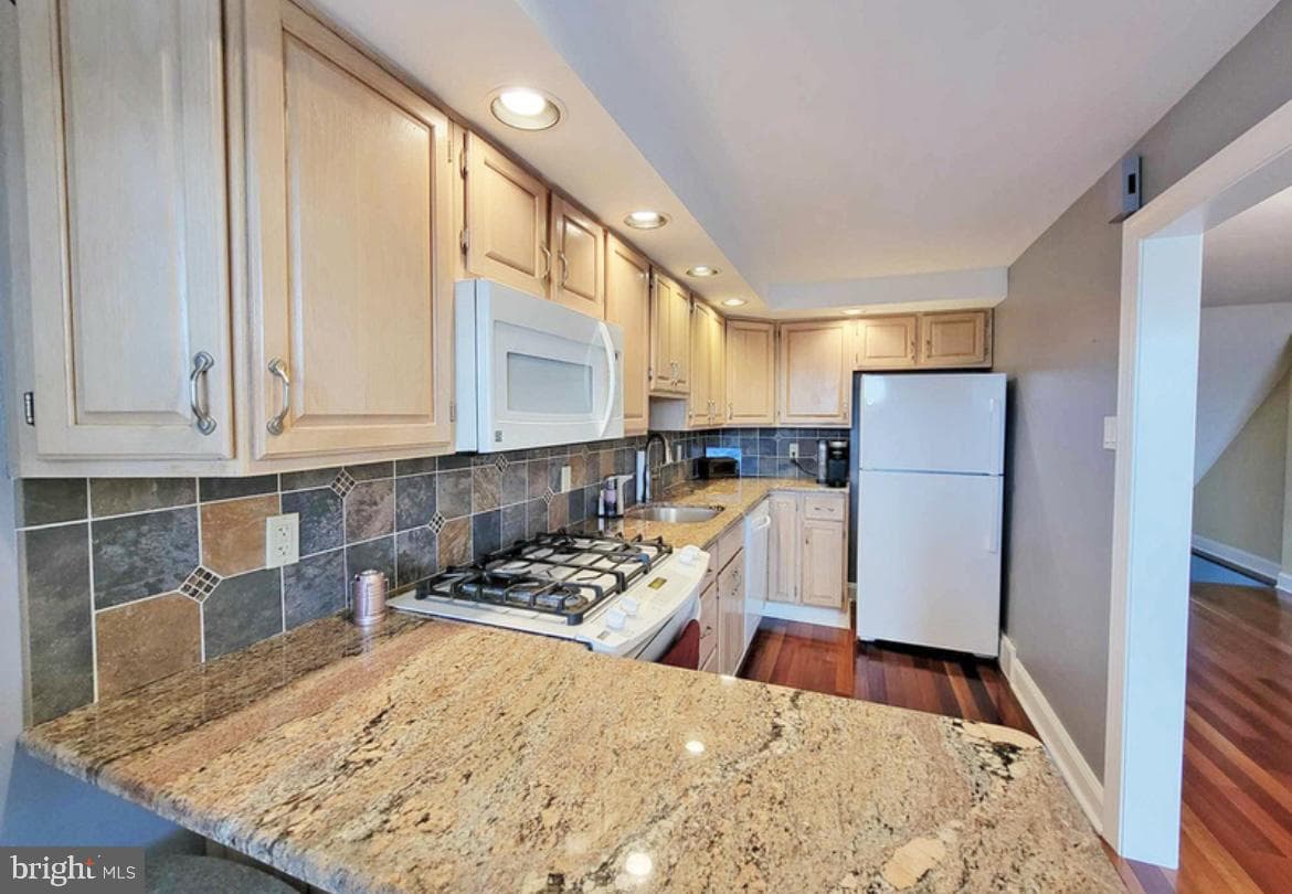 230 W Wyncliffe Avenue photo 8