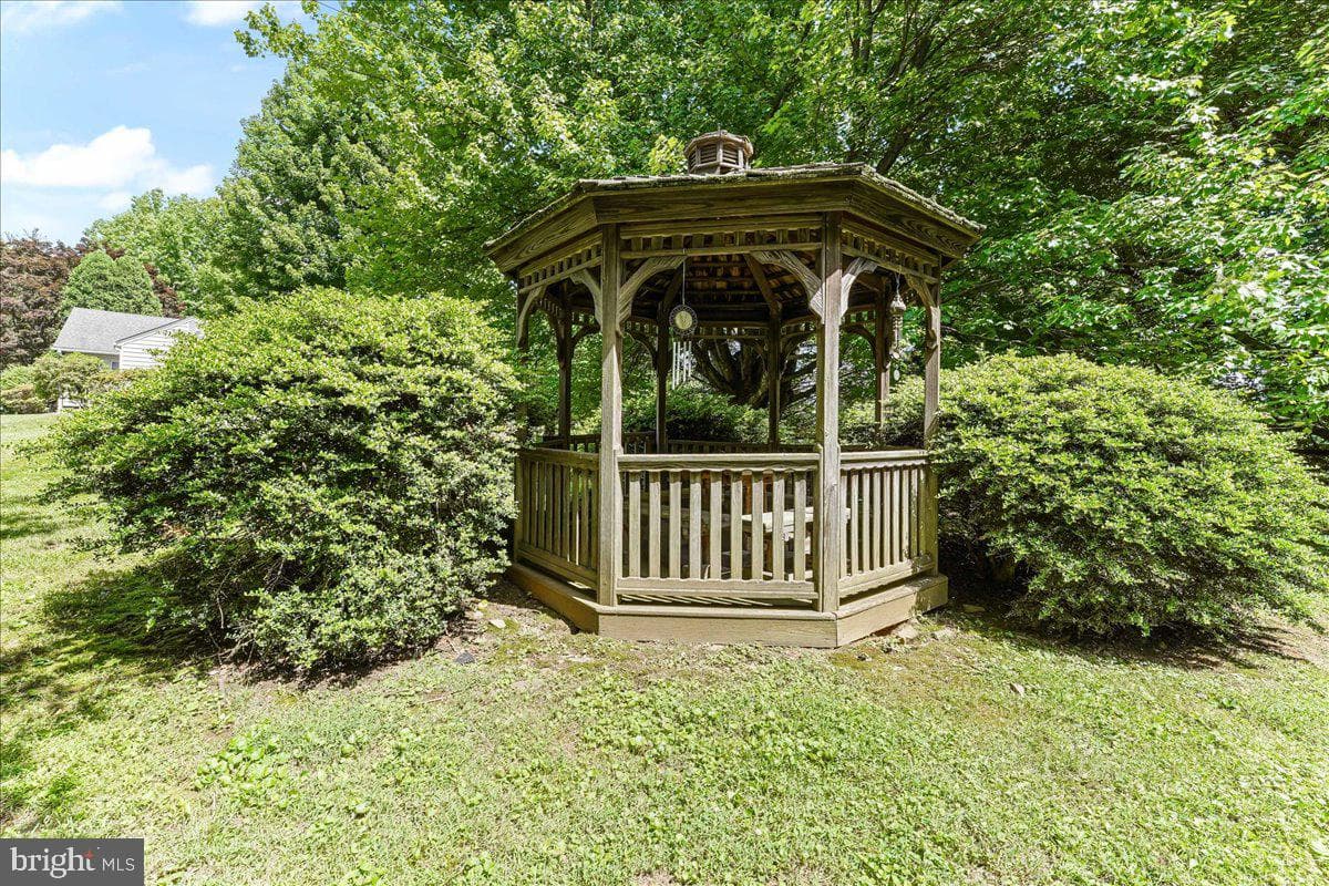 746 Sproul Road photo 22