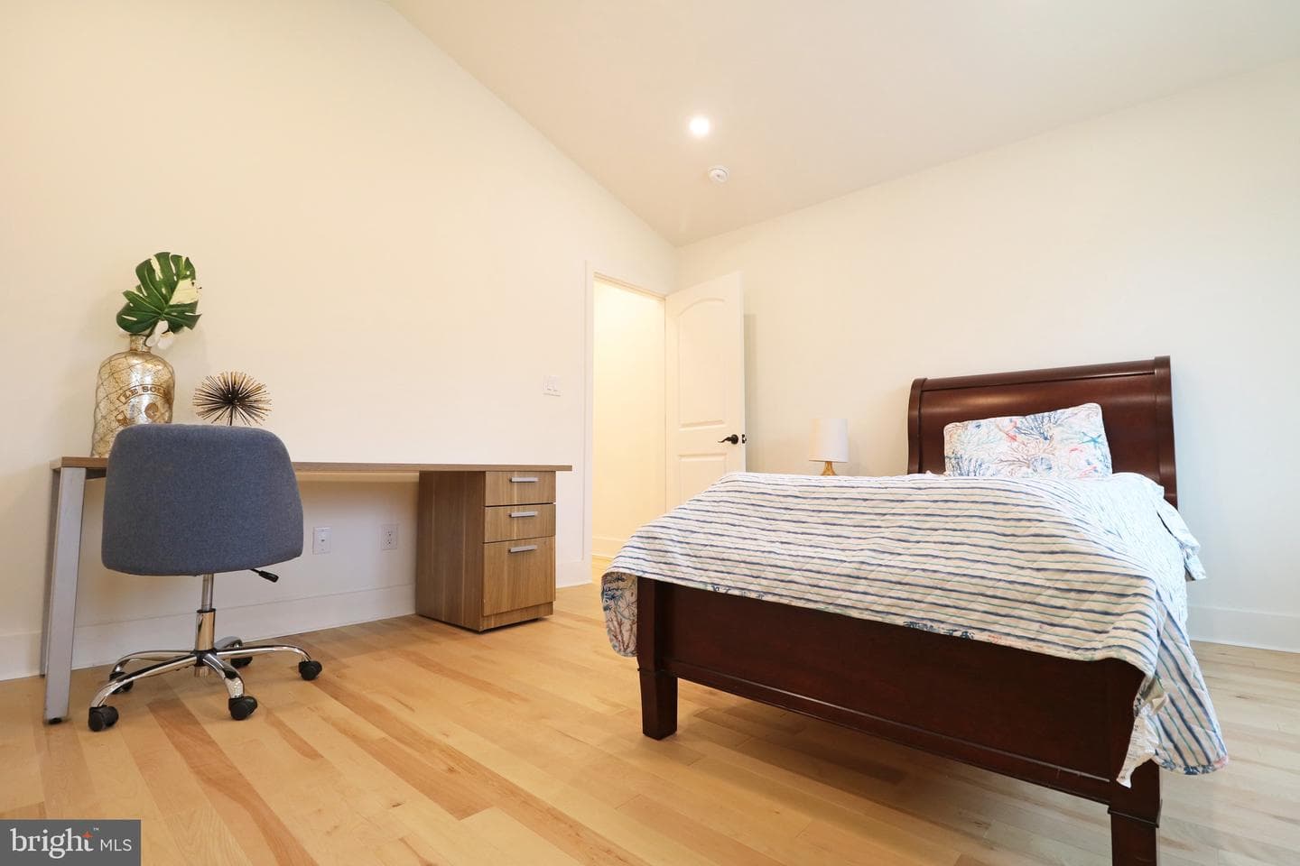 2366 Thomas Avenue photo 9