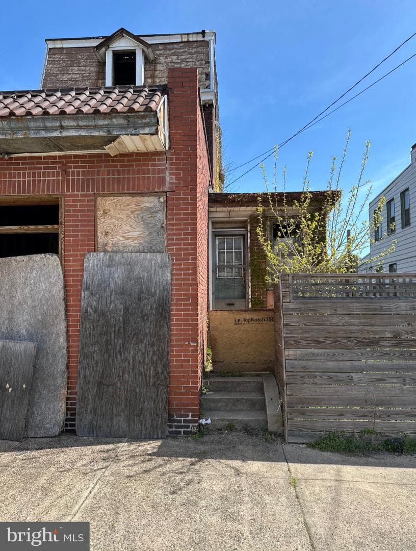 327 Pennell St Alley photo 2