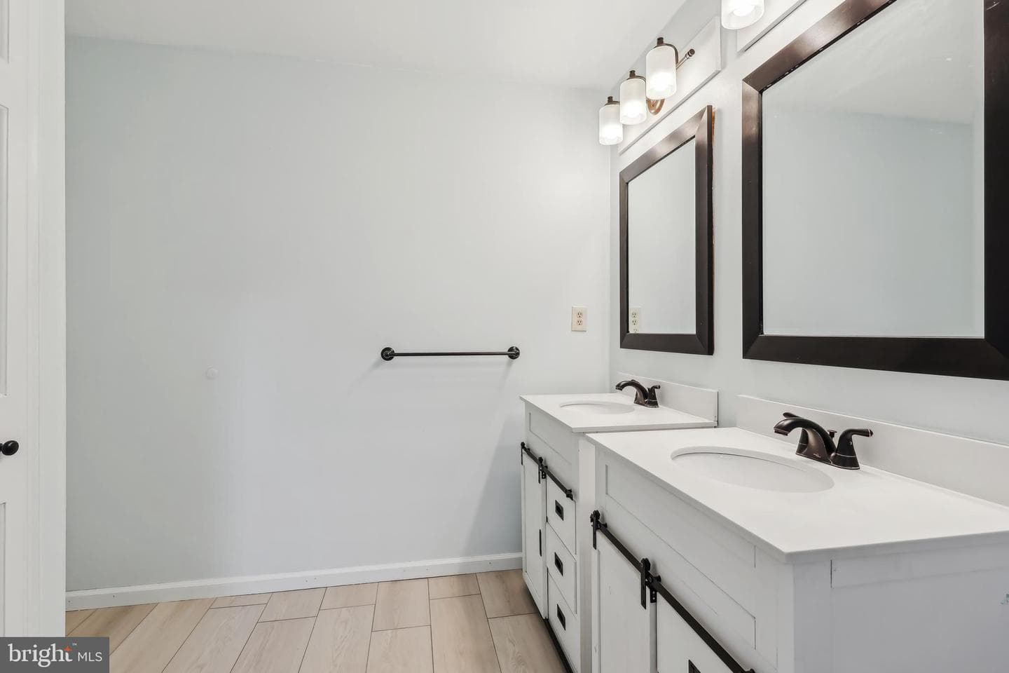 16 Springwater Lane photo 32