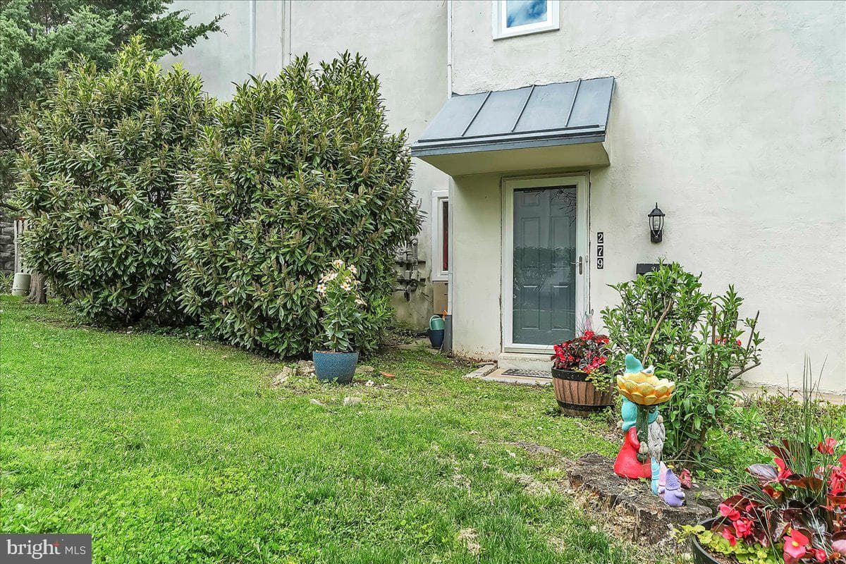 279 W Chelsea Circle photo 2
