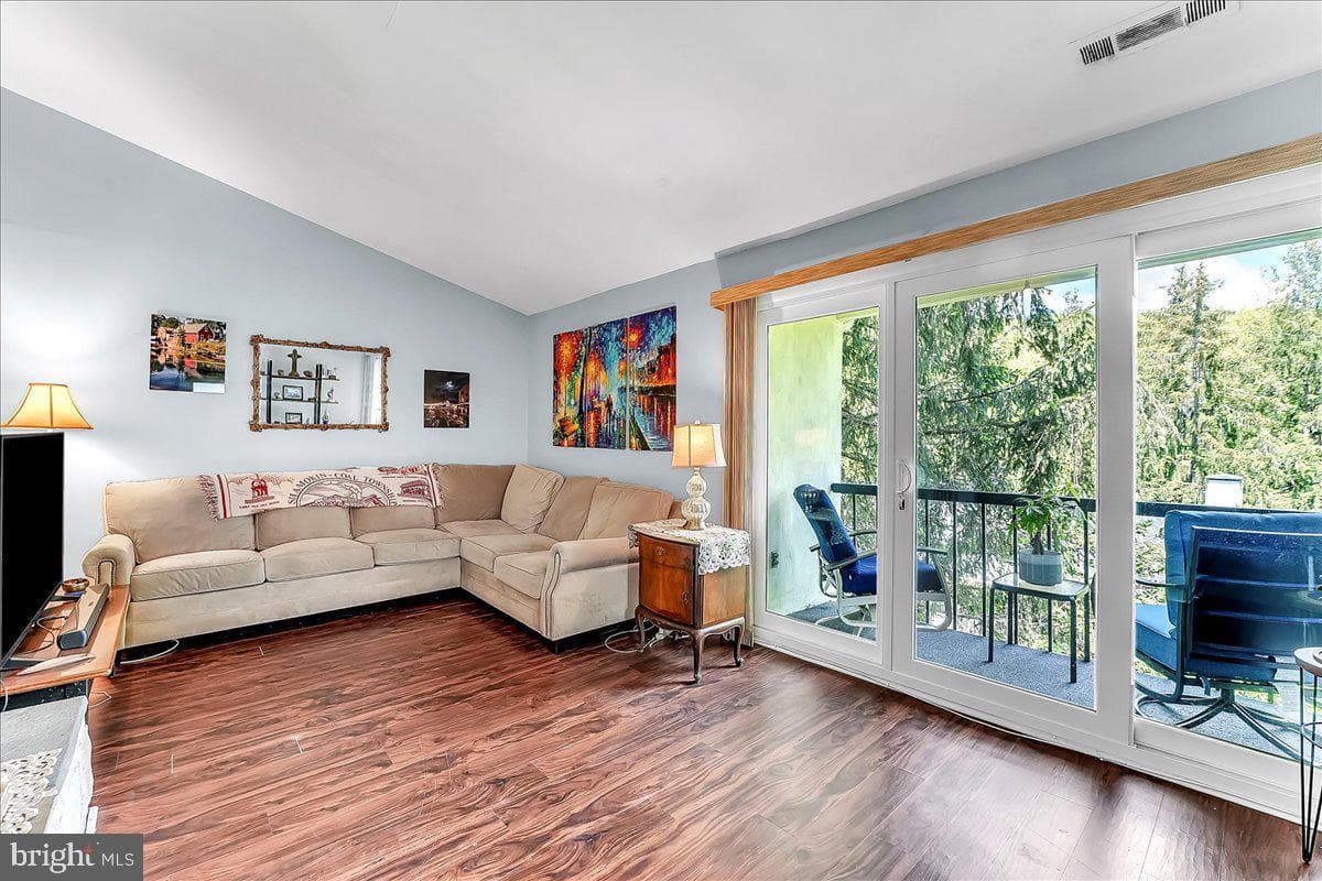 279 W Chelsea Circle photo 5
