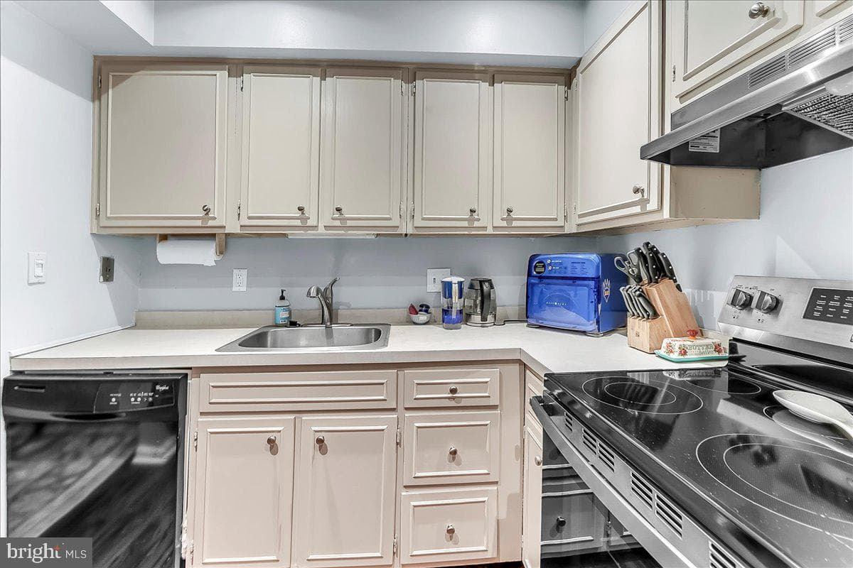 279 W Chelsea Circle photo 6