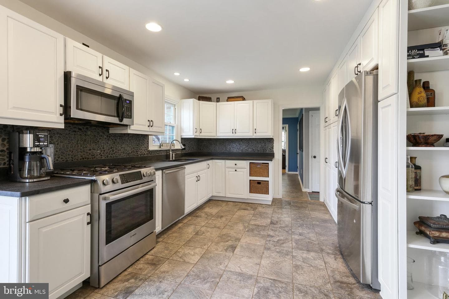 417 Derwyn Road photo 2