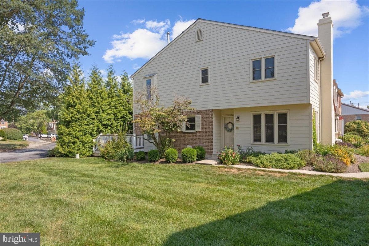 4 Fairfax Vlg photo 2