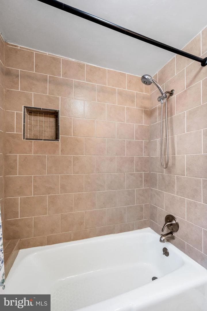 816 Addingham Avenue photo 19