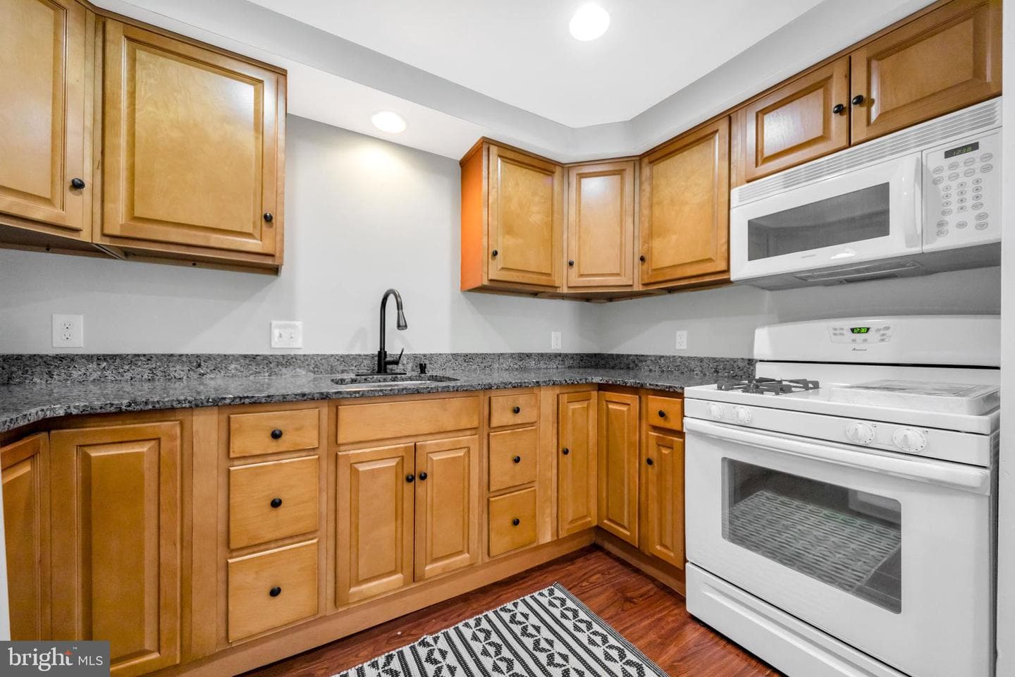 816 Addingham Avenue photo 32