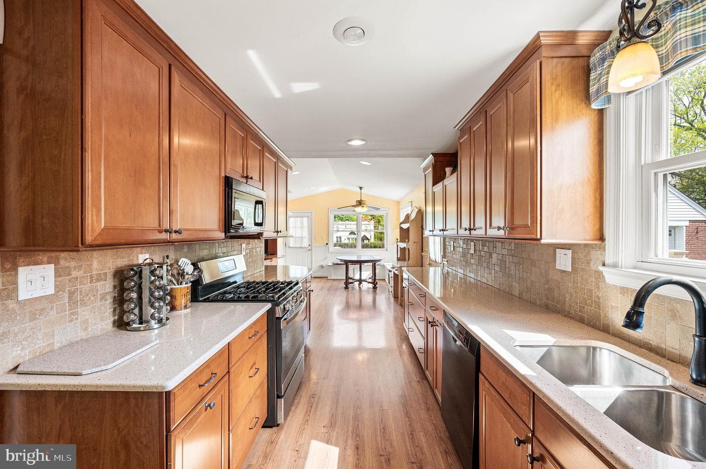 453 Claremont Road photo 10