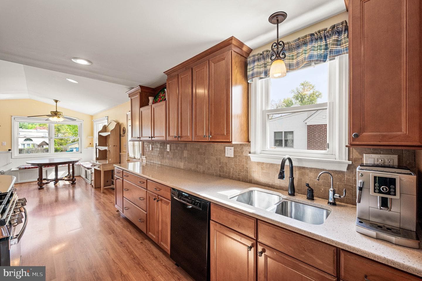 453 Claremont Road photo 11