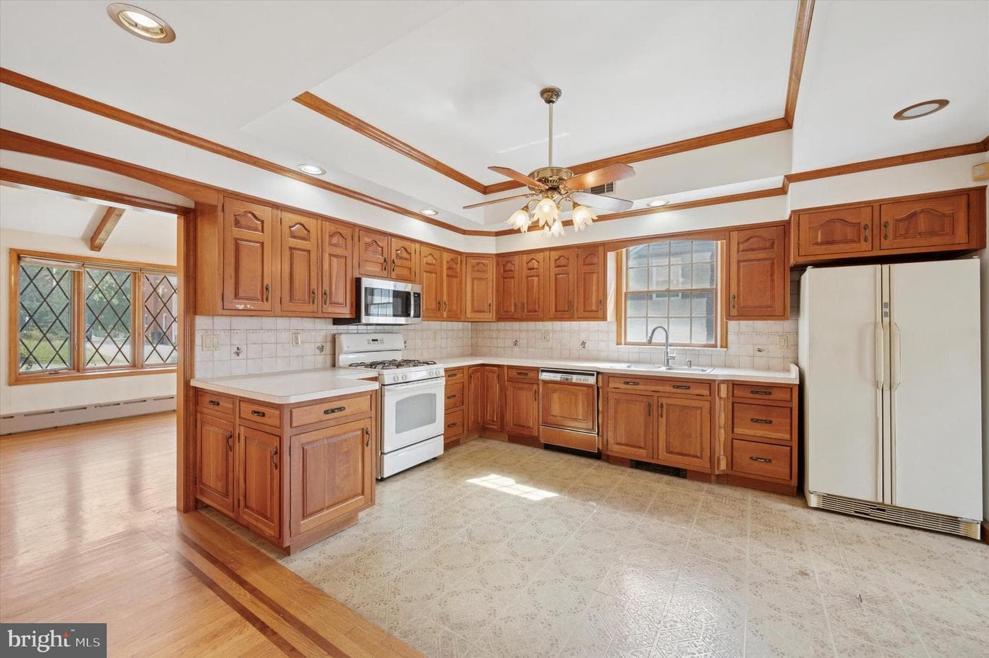 614 Saxer Avenue photo 6