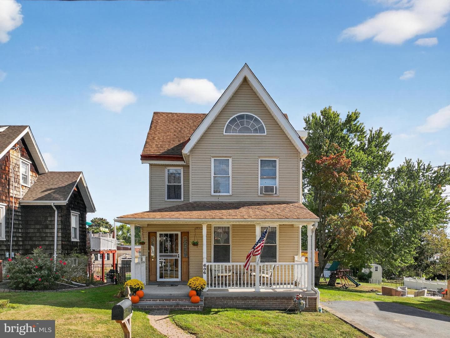 606 Seneca Avenue photo 3