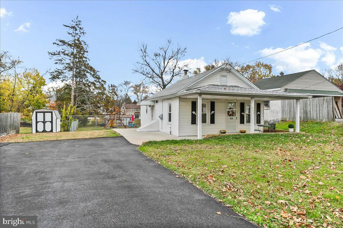 929 Crystle Road photo 1