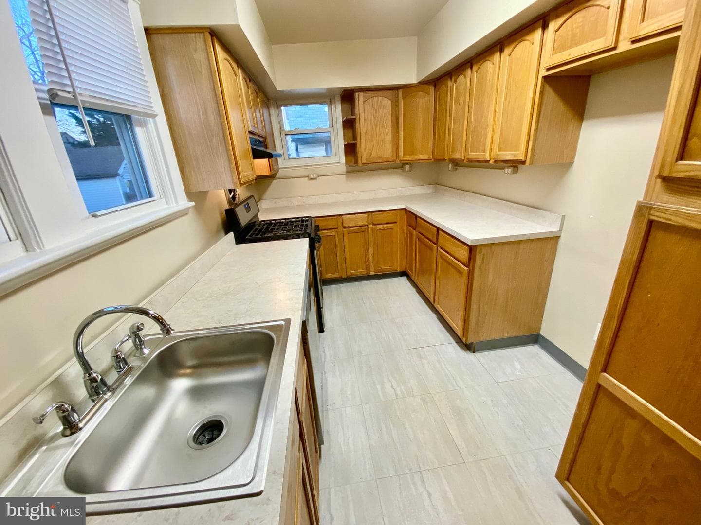 100 E Roland Road photo 7