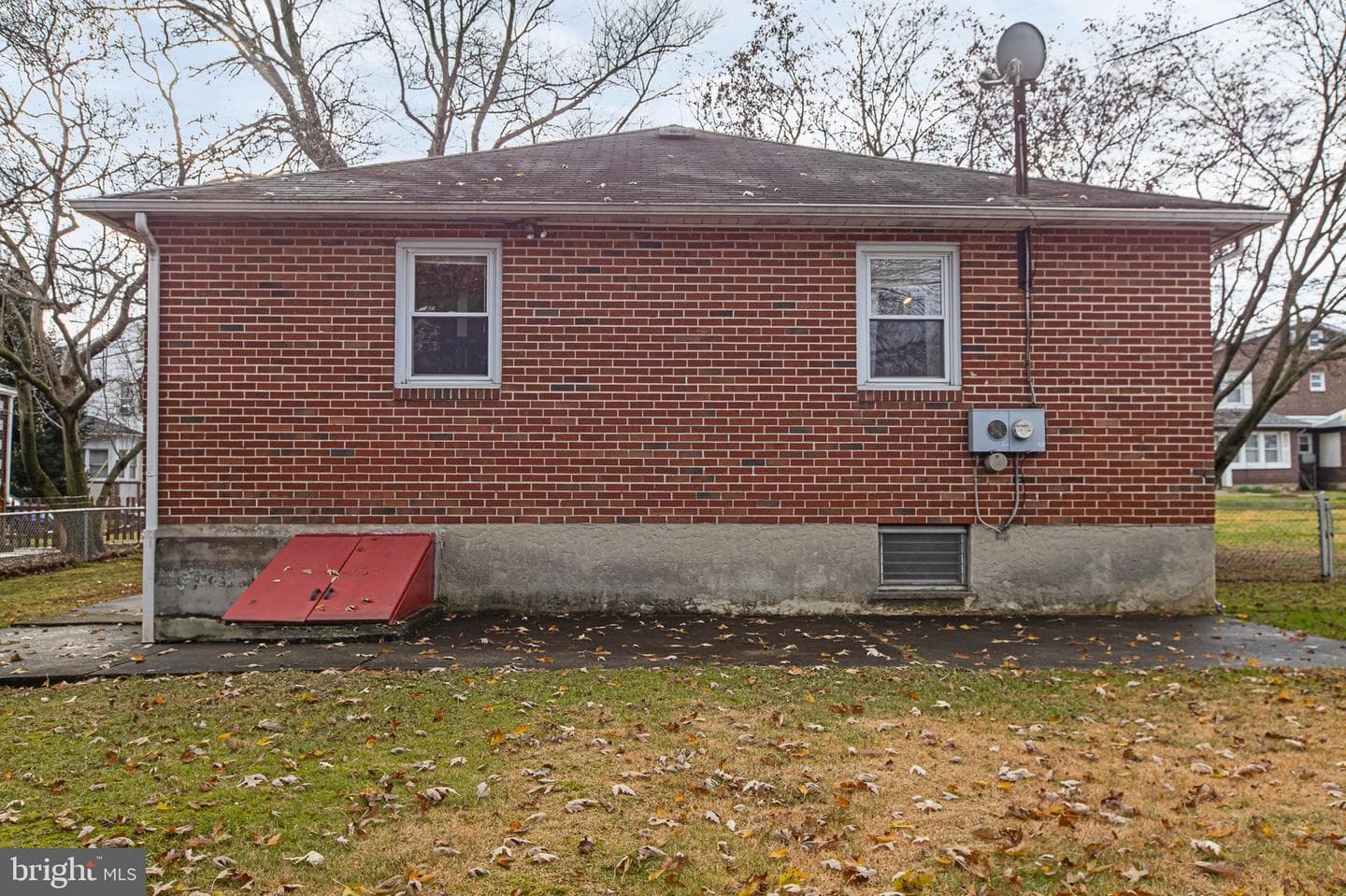 111 E Oak Lane photo 39