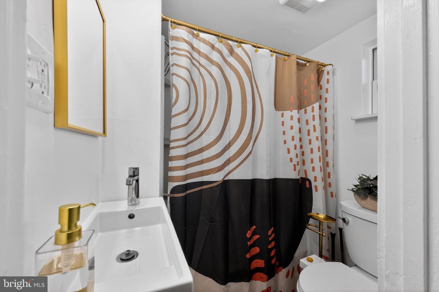 446 Vernon Street photo 18
