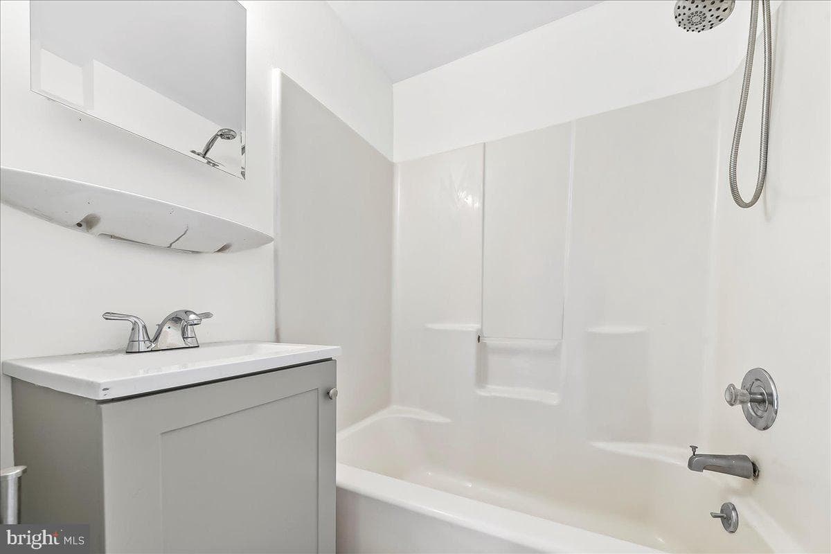 242 Seneca Street photo 21