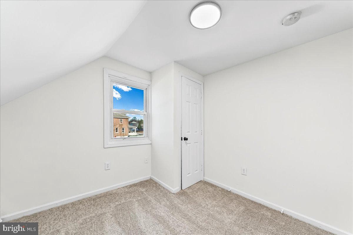 242 Seneca Street photo 22