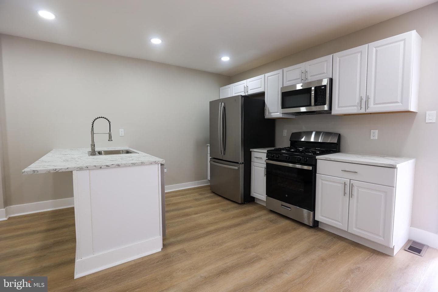 225 Wright Avenue photo 9