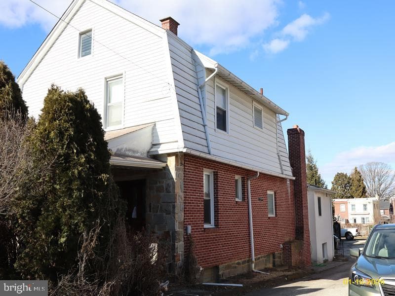 724 Loraine Street photo 3