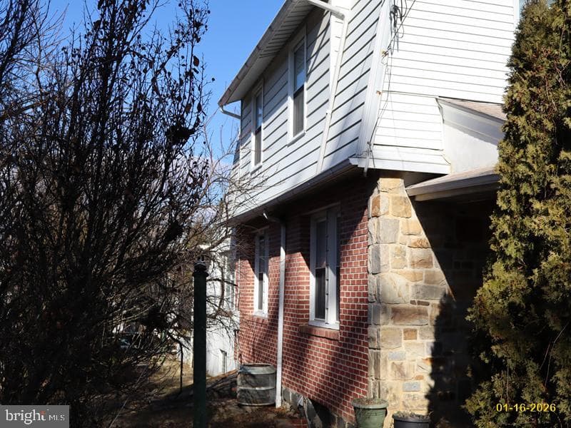 724 Loraine Street photo 4