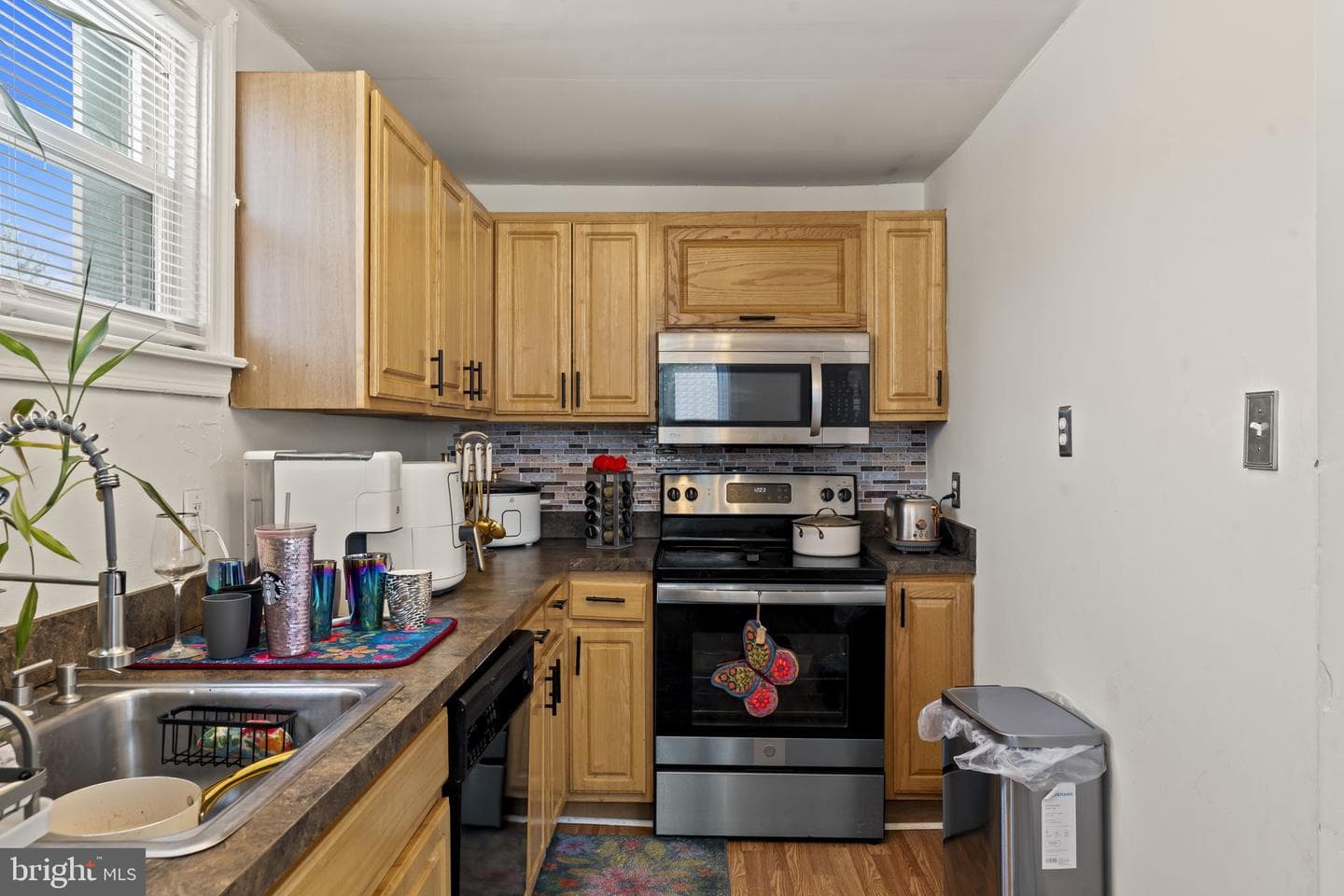 200 W 21st Street photo 9