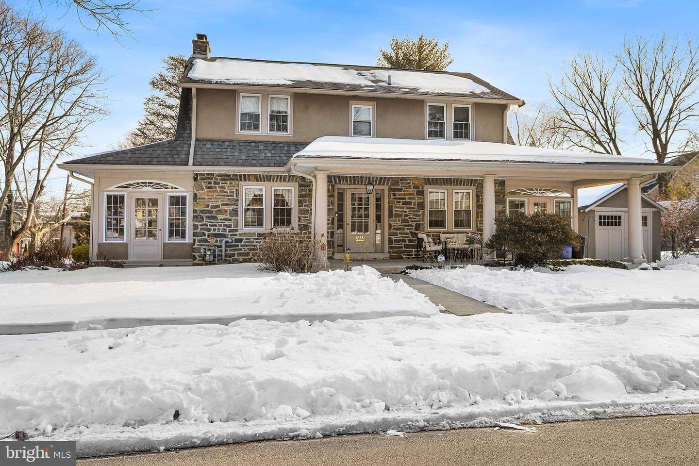 1217 Larchmont Avenue photo 1